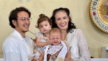 Potret Anak ke-2 Dimas Anggara & Nadine Jalani Baptis, Dipeluk Kakak Setiap Saat