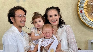 img-title Potret Anak ke-2 Dimas Anggara & Nadine Jalani Baptis, Dipeluk Kakak Setiap Saat