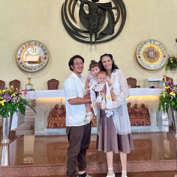 <p>Bayi cantik yang disapa Djala ini telah berusia 6 bulan dan baru saja menjalani sakramen baptis pada Sabtu (11/5/2024). Melansir dari laman <em>detikcom,</em> sakramen baptis sendiri merupakan pintu awal seseorang untuk masuk ke dalam Gereja Katolik. Melalui penerimaan sakramen baptis, dosa asal seseorang anak diampuni dan akan menjadi anggota Gereja Katolik yang sah. (Foto: Instagram@nadinelist)</p>
