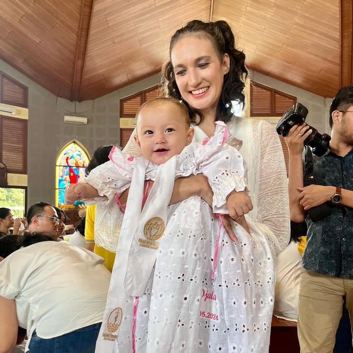 <p>Menikah pada 2018, Nadine Chandrawinata dan Dimas Anggara dikaruniai dua anak. Pada 1 Oktober 2023, mereka baru saja menyambut kelahiran anak perempuan keduanya yang diberi nama Nadi Djala Anggara. (Foto: Instagram@nadinelist)</p>