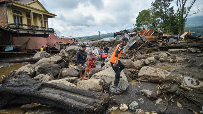 FOTO: Erupsi Gunung Ibu Hingga Kecelakaan Bus di Subang