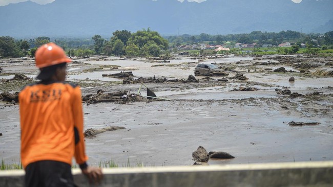 Tiga penduduk terseret arus banjir bandang nan menerjang Desa Sibalago Parigi Moutong, Sulawesi Tengah (Sulteng).