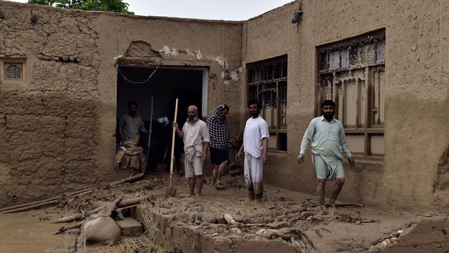 Tragedi Mengharukan: Banjir Bandang Melanda Afghanistan, Ratusan Jiwa Terenggut