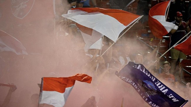 Simbol Kebanggaan Indonesia Bergaung di Lapangan Stadion Toyota saat FC Dallas Berkibar Bendera Merah Putih