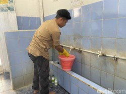 Ketulusan Cecep Berkeliling Bersihkan Toilet Masjid