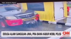 VIDEO: Diduga Alami Gangguan Jiwa, Pria Bawa Kabur Mobil Polisi