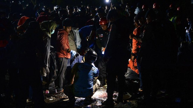 Sebanyak tiga jenazah korban kecelakaan maut bus rombongan SMK Lingga Kencana Kota Depok di Ciater, Subang, Jawa Barat disalatkan secara bersamaan.