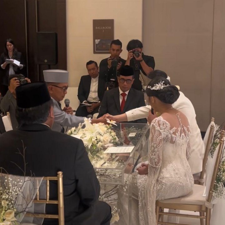<p>Perempuan yang akrab disapa Rachell itu diketahui telah resmi menikah dengan pria asal Korea Selatan bernama Park Young Gwang. Akad nikah mereka digelar secara Islam di Jakarta pada 25 Februari 2024. (Foto: Instagram@helmyyahya)</p>