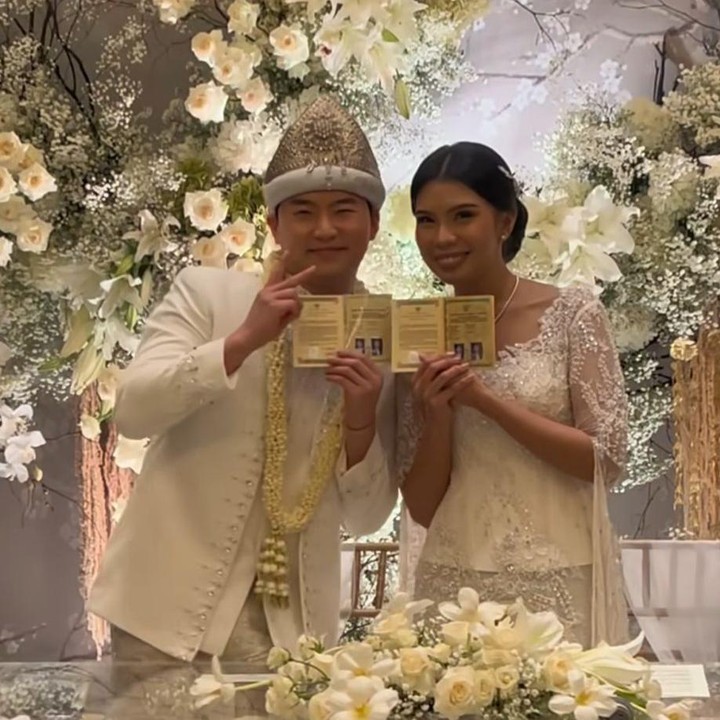 <p>Usai resmi menjalin ikatan sebagai sepasang suami-istri, Rachell juga perlu melakukan adat ngunduh mantu di negara asal sang suami. (Foto: Instagram@helmyyahya)</p>