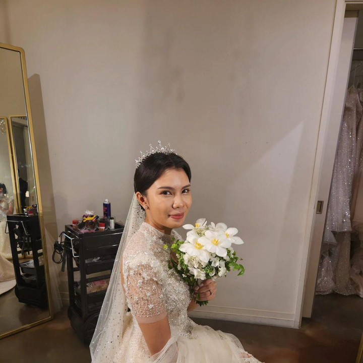 <p>Ada juga netizen yang malah salah fokus dengan prosesi ngunduh mantu tersebut. Ia menyebutnya seperti menonton drama Korea. "Selamat Pak <em>@helmyyahya</em> , berasa nonton drakor.. bahagia selalu," tulis akun @wildan_wil****. (Foto: Instagram@helmyyahya)</p>