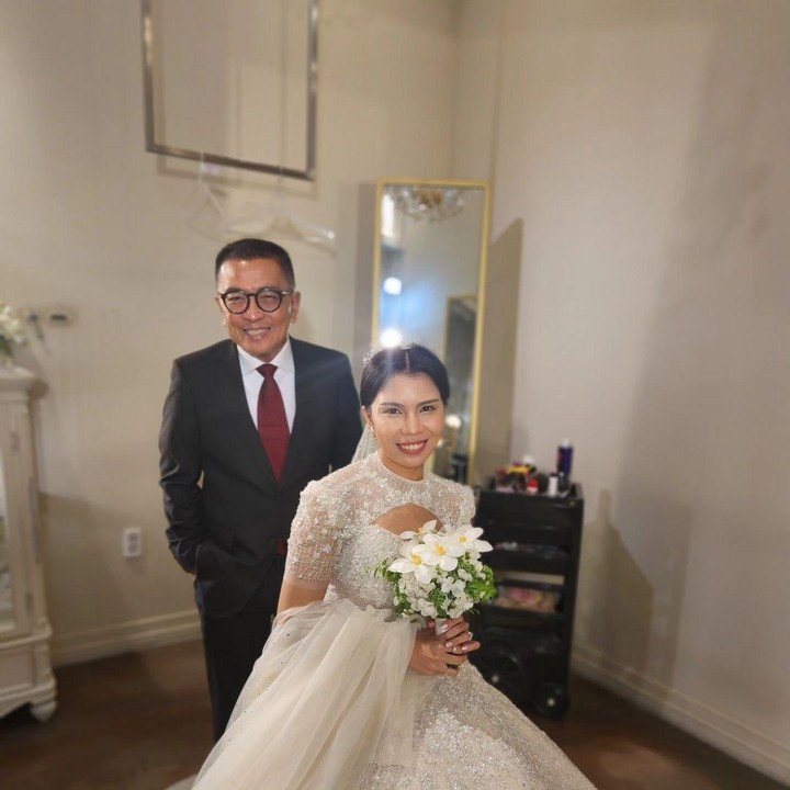 <p>Unggahan tersebut pun langsung dibanjiri doa dan pujian dari netizen. "Semoga bahagia putrinya dan sang suami," tulis akun @herumawa****. "Waahhh <em>congrats</em> yaa bang @helmyyahya dan istri... semoga ananda yg menikah berbahagia selalu," tulis akun @wndal****. (Foto: Instagram@helmyyahya)</p>