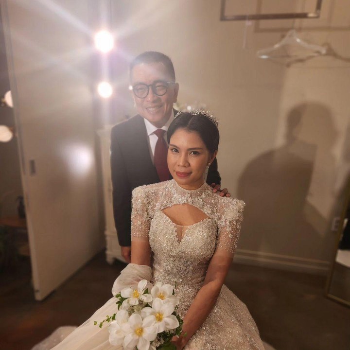 <p>Sebelum memulai prosesi tersebut, Helmy mengabadikan momen bersama sang putri yang tampil cantik dan menawan mengenakan gaun berwarna putih. (Foto: Instagram@helmyyahya)</p>