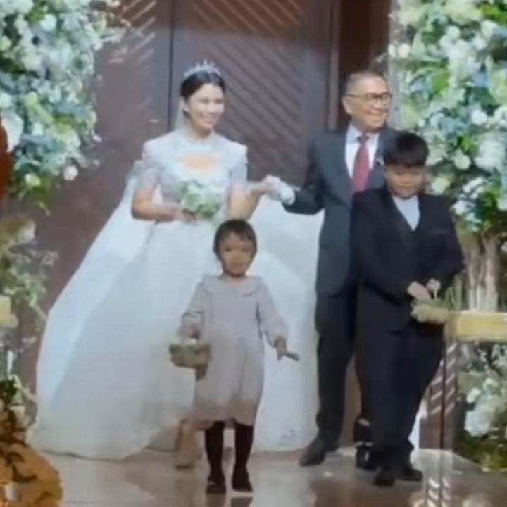 <p>Helmy juga mengunggah video yang menampilkan kedua cucunya menjadi pembuka jalan dan melempar bunga untuk kedua pengantin. "Salah satu momen yang tak terlupakan dari resepsi ngunduh mantu @rachellyahya dan Park Young Gwan kemaren. Yang menarik perhatian adalah cucu2 saya yang jadi pembuka jalan dan melempar bunga," tulisnya, dikutip dari laman Instagram @helmyyahya, Minggu (12/5/2024). (Foto: Instagram@helmyyahya)</p>