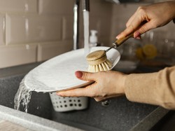 Catat! Ini 3 Bahan yang Bisa Hilangkan Bau Amis Bekas Daging di Piring