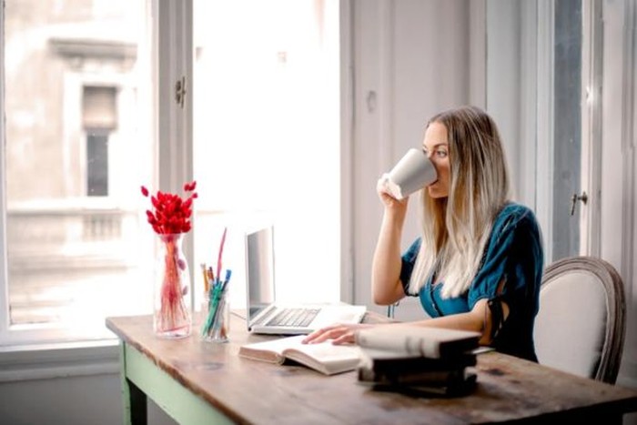 Ilustrasi minum kopi di kantor /Foto: Pexels/Andrea Piacquadio