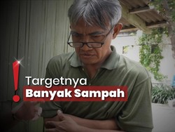 Viral Pak Iwit Guru Bimbel Lulusan Universitas Ternama Tinggal di Rumah Reot