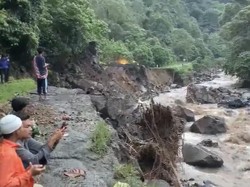Jalur Padang-Bukittinggi Putus Total, Amblas di Kawasan Lembah Anai