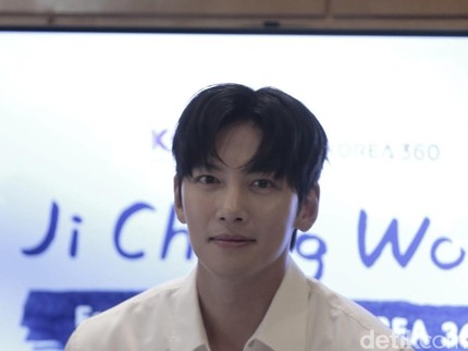 7 Potret Ji Chang Wook Melokal di Indonesia dari Kerja sampai Makan Satai Pinggir Jalan