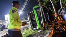 FOTO: Erupsi Gunung Ibu Hingga Kecelakaan Bus di Subang