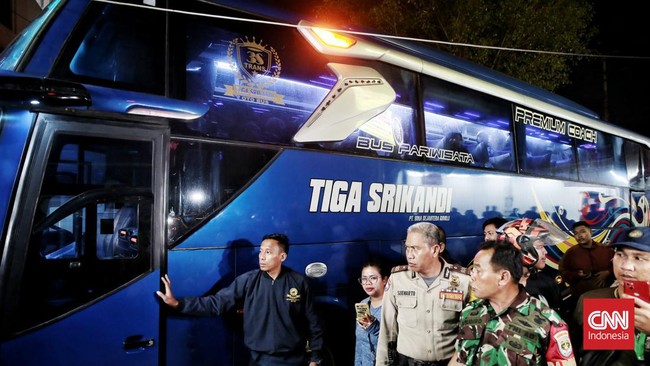 Kepolisian memberikan keterangan mengenai kronologi kecelakaan bus pariwisata di Subang, Jawa Barat, pada Sabtu (11/5).