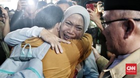 FOTO: Isak Tangis Keluarga Sambut Korban Kecelakaan Bus di Subang