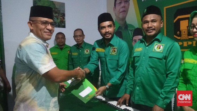 Danlatamal IX Ambon Brigjen TNI Said Latuconsina mengembalikan formulir pendaftaran Pilgub Maluku ke PPP, Sabtu sore lalu.