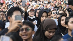 Detik-Detik 2 Penjambret yang Terpotret Kamera Gasak Handphone di CFD