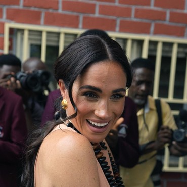 Gaya Berpakaian Meghan Markle Diduga Kena Sindir Ibu Negara Nigeria, Dibilang...