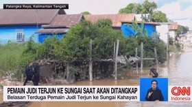 VIDEO: Pemain Judi Terjun ke Sungai Saat Akan Ditangkap