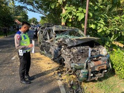 Detik-detik Laka Maut 2 Mobil Adu Banteng di Wonogiri Menurut Polisi