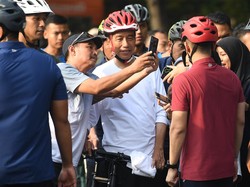 Jokowi Sepedaan di CFD Lagi Tadi Pagi, Warga Berebut Ajak Selfie