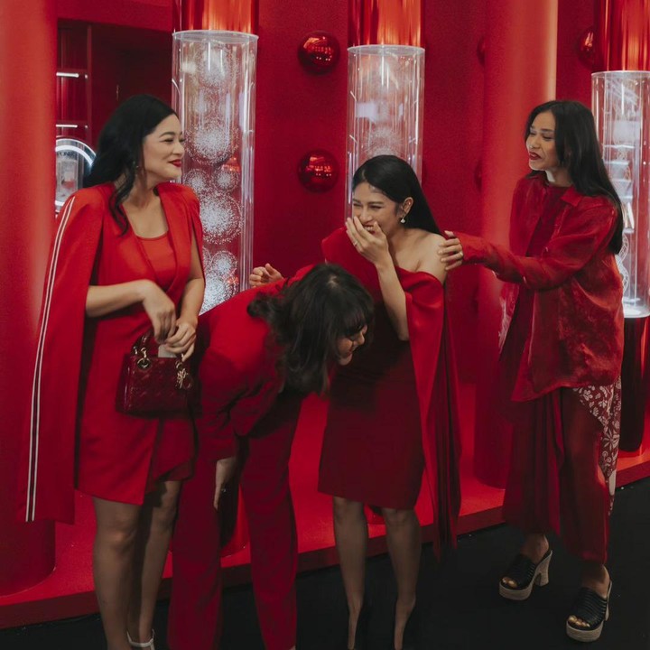 <p>Melalui akun Instagram pribadinya, Dian Sastro terlihat mengunggah potret bersama Titi Kamal, Adinia Wirasti, dan Sissy Prescillia. Mereka terlihat memesona dengan balutan berwarna merah. (Foto: Instagram@therealdisastr)</p>