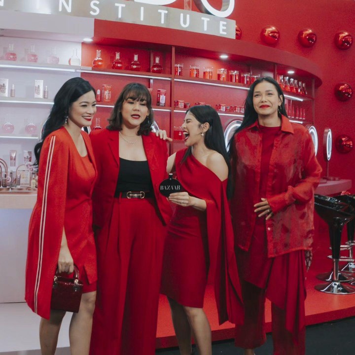 <p>Bukan sekadar peran di film, Dian Sastro masih menjalin hubungan yang dekat dengan para pemain AADC lainnya. Belum lama ini, Dian membagikan momen pertemuan dengan ketiga sahabatnya. (Foto: Instagram@therealdisastr)</p>