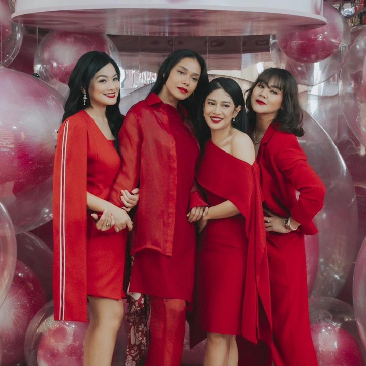 <p>Para pemain <em>Ada Apa dengan Cinta</em> (AADC) kembali bertemu di acara <em>launching</em> produk kecantikan. Hal tersebut diketahui langsung dari beberapa potret yang diunggah oleh sang pemeran utama, Dian Sastrowardoyo. (Foto: Instagram@therealdisastr)</p>