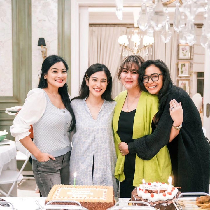 <p>Momen reunian geng AADC ini sukses bikin netizen mengenang masa-masa di mana keempat perempuan cantik ini masih remaja. Meski sudah menikah dan memiliki anak, mereka masih terlihat awet muda, ya? (Foto: Instagram@therealdisastr)</p>