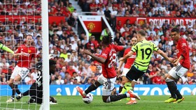 Trossard Cetak Gol, MU Tertinggal dari Arsenal di Babak I