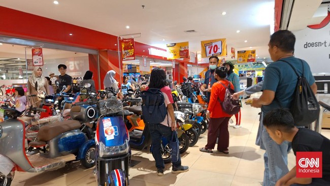 Aneka sepeda listrik keren di Transmart Full Day Sale besok (19/5) didiskon besar-besaran sampai Rp2 jutaan lebih.