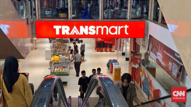 Hanya dengan bayar Rp6 jutaan, Anda bisa bawa pulang lemari es side by side seharga Rp8 jutaan di Transmart Full Day Sale hari ini (19/5).