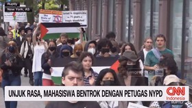 VIDEO: Unjuk Rasa, Mahasiswa Bentrok dengan Petugas NYPD