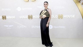 FOTO: Pesona Agnez Mo Pakai Batik di Gold Gala 2024