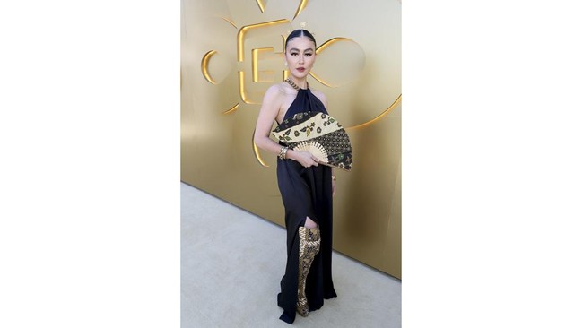 FOTO: Pesona Agnez Mo Pakai Batik di Gold Gala 2024