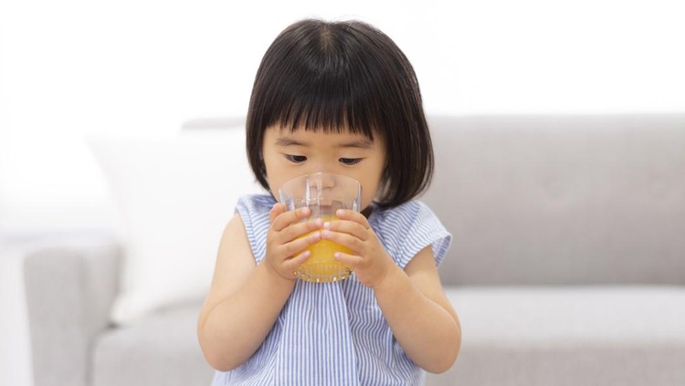 Usia Berapa Bayi Mulai Diberikan Minum Jus?