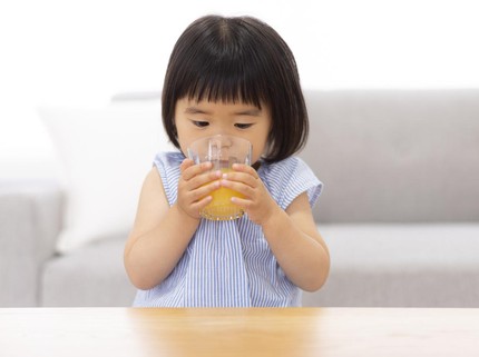 Usia Berapa Bayi Mulai Diberikan Minum Jus?