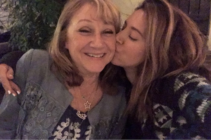 6 Seleb Hollywood Rayakan International Mother's Day
