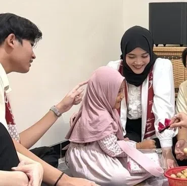 Gaya Cantik Bintang, Putri Mendiang Lina Jubaedah Pakai Mahkota di Pernikahan Rizky Febian