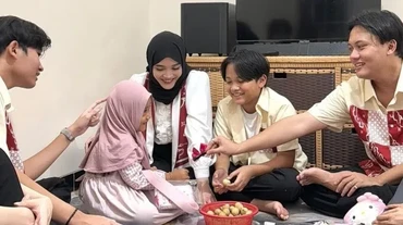 Gaya Cantik Bintang, Putri Mendiang Lina Jubaedah Pakai Mahkota di Pernikahan Rizky Febian