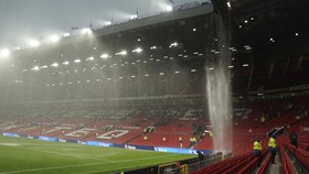Malam Kelam MU: Dihajar Arsenal, Old Trafford Bocor hingga Banjir