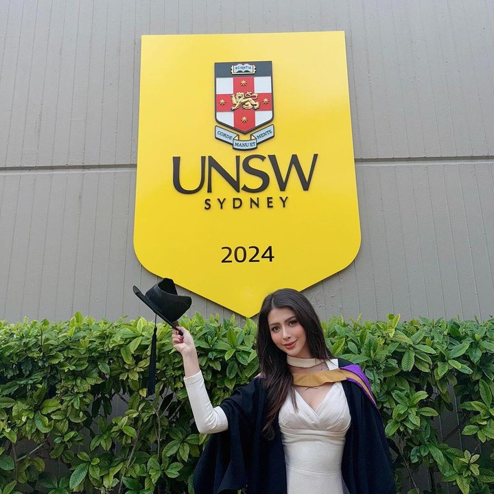 <p>Belum lama ini, Cindy baru menyelesaikan pendidikannya di kampus bergengsi New South Wales Australia. Momen wisudanya pun dibagikan di akun Instagram pribadi. Dalam unggahan tersebut, dr Cindy terlihat bangga dan bahagia. Di kolom caption, ia juga mengakui sangat emosional. "Saat berdiri di sini pada hari kelulusan, hatiku dipenuhi dengan segudang emosi," ujarnya, dikutip dari akun @cindymaymcguire. (Foto: Instagram @cindymaymcguire)<br /><br /><br /></p>
