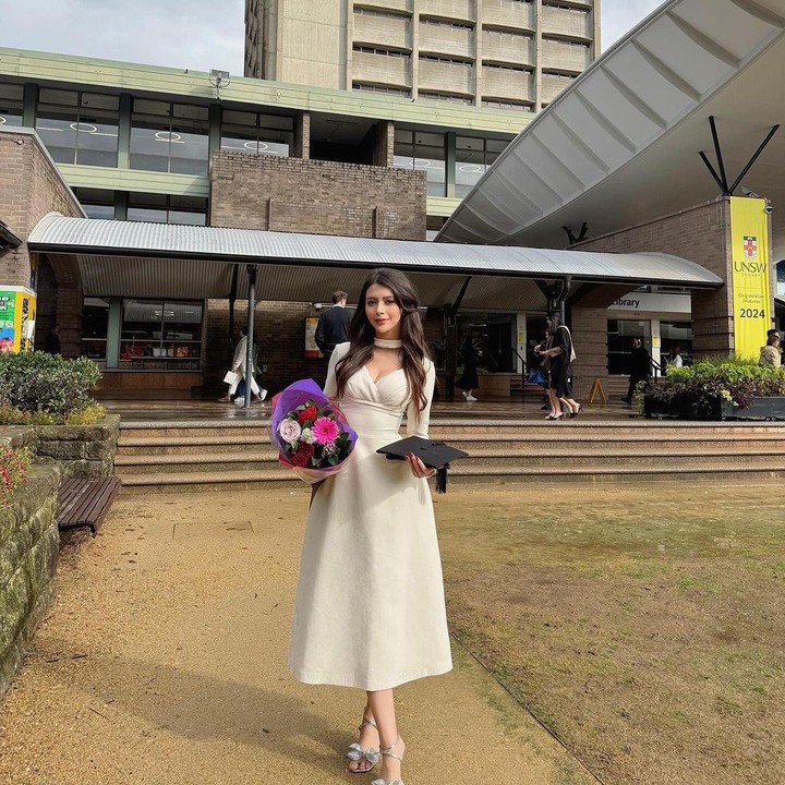 <p>Selamat wisuda untuk dr Cindy May McGuire. Kita doakan, semoga gelar yang baru ia raih memberi banyak manfaat untuk dirinya dan banyak orang juga menjadikannya sebagai pribadi yang lebih baik lagi. (Foto: Instagram @cindymaymcguire)</p>