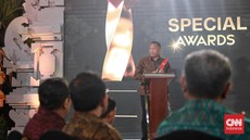 Kajati Bali Ketut Sumedana Raih CNN Indonesia Awards